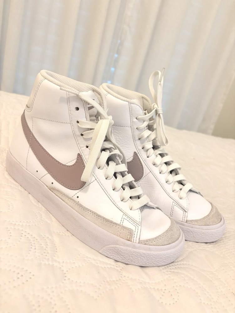 Nike Blazer Mid ’77 Vintage sneakers, White and Dusty Pink, high-top. Size 5Y.