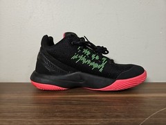 Nike Kyrie Flytrap Youth Size 4 sneakers. Pre owned condition.