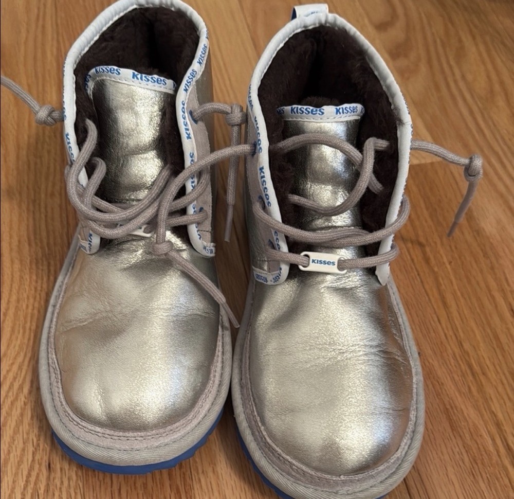 Ugg Neumel x Hershey Kiss 6Y