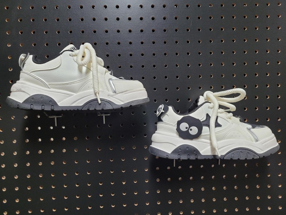 Stylish White Sneakers – Act Fast, Grab Yours Now!