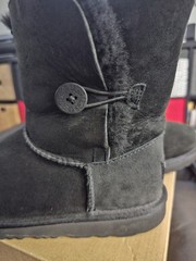 UGG K Bailey Button II Black Snow Boots Kids Size 6 Shearling Button Accent