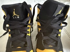 Jordan 1 retro Mid “New Love” Leather Sneaker US 6Y