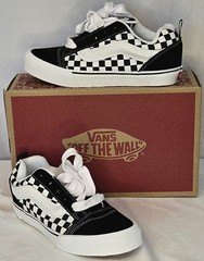 NIB Checkerboard VANS Knu Skool Sz 6 US Juniors