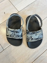 Reef Kids Gray Shark Print Hook-and-Loop Sandals GUC Size 8