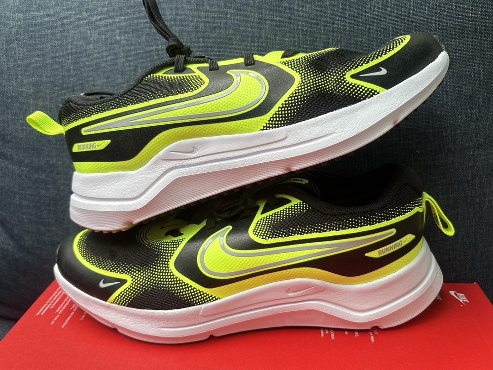 Nike Cosmic Runner Black Volt White Mesh Unisex Kids Sneakers US 6Y Low Top
