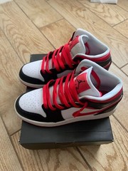Air Jordan 1 Mid Black/Very Berry-White GS 554725-016 With Box in Good condition