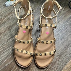 Steve Madden 4Y studded Sandal