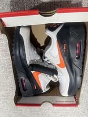 Model: Nike Air Max 90 SE (GS) – Grade School / 5 Y