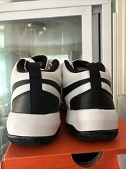 Size 5.5 (GS) – Nike Team Hustle D8