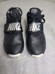 NIKE TEAM HUSTLE D8 YOUTH SIZE 5.5Y BASKETBALL SHOE BLACK/SILVER PRE-OWNED