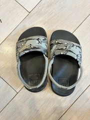 Reef Kids Gray Shark Print Hook-and-Loop Sandals GUC Size 8