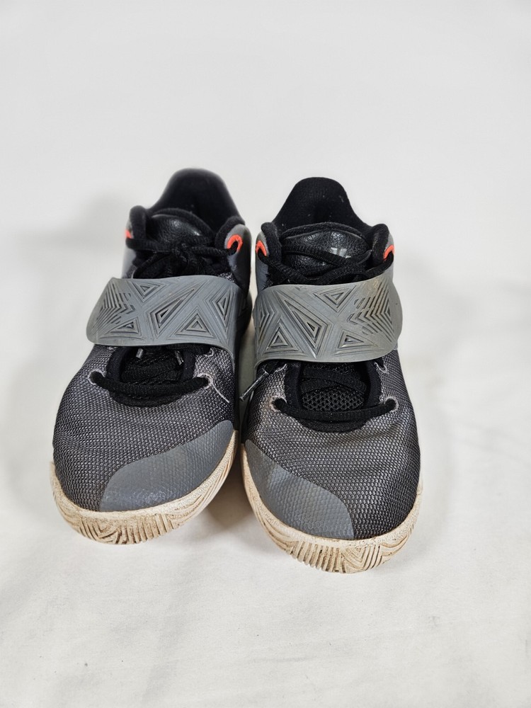 Nike Kyrie Flytrap III BQ5620-004 Youth Size 4 Cool Grey/Black-Crimson New