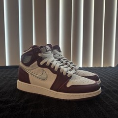 Size 4-5 – Jordan 1 Retro High OG ‘Bordeaux (GS)’