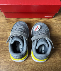 New Balance Kid’s 680 V6 Hook and Loop Running Shoe, Size 3 Wide Infant