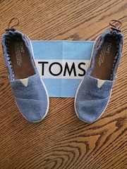 Toms Classics Chambray Youth Size 2, Brand NEW in Box!!