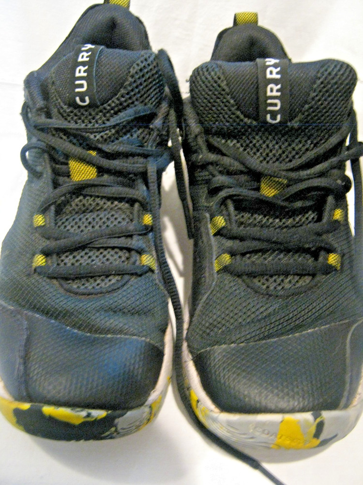 Under Armour Curry Size 7Y Black/ Sneakers Preowned