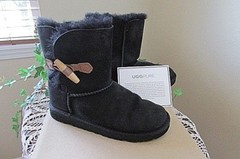 UGG EBONY BLACK BAILEY BUTTON WINTER SHEARLING BOOTS-SZ YOUTH 5-FITS WOMENS 7