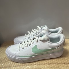 Nike White Mint Green Unisex Sneakers Athletic Shoes Low Top size 8.5