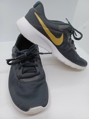 Nike Tanjun Black / Metalic Gold 5Y 818381-016