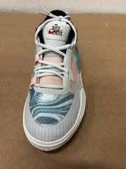 Nike Kyrie 8 Go GS Photon Dust Size 6Y