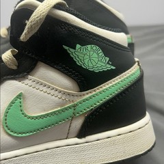 Jordan 1 Mid GS Green Glow White Black Mint DQ8423-103 Kids Size 4Y