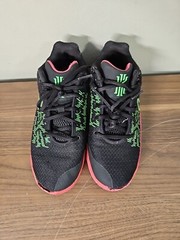 Nike Kyrie Flytrap Youth Size 4 sneakers. Pre owned condition.