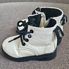 Comfy Kids White Faux Leather Combat Ankle Boots Lace Up Zip EU 21 Black Sole