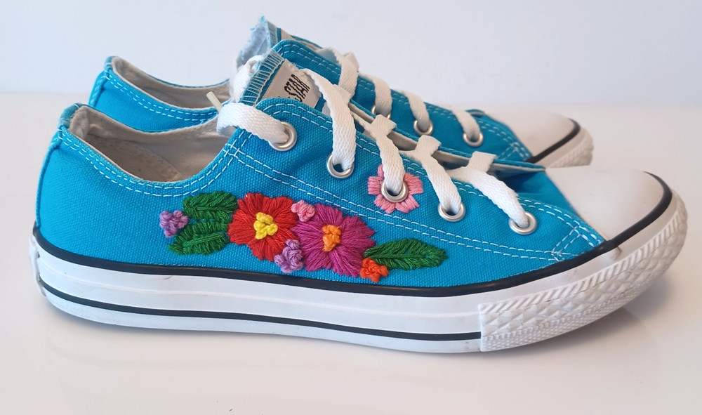 Converse All Star Bright Blue w/Embroidered Flowers YOUTH Size 3 Excellent Cdtn.