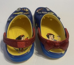 Disney Crocs Kids Classic Clogs Sz C-13 Slip On Snow White