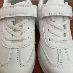 NWOT Kids White Sneakers Hook and Loop Strap Gum Sole Low Top Shoes Unisex