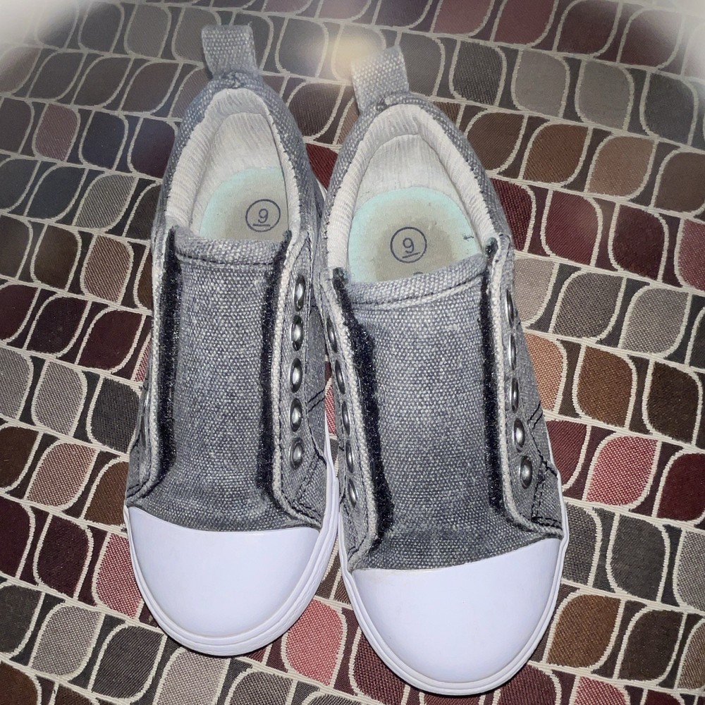 Kids Size 9 Cat & Jack Unisex Gray/White Hook & Loop Low Top Sneakers