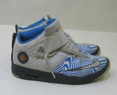 Air Akronite 819832 101 White/Silver Blue SNEAKER youth size 5
