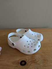 Crocs Unisex Kids J1 White – Clean, Lightly Worn, Great Shape