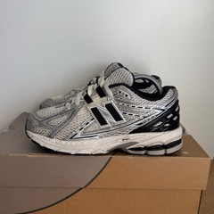 New Balance 1906 R Metallic Black/Silver Kids Sneakers – SZ 4 Y- 5.5 W