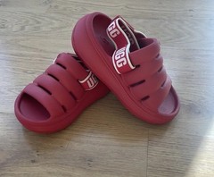 UGG Kids‘ Red Clog Sandals Adjustable Strap Slides Toddler Size 8