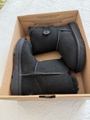 UGG KIDS BAILEY BUTTON II – SIZE 10 Black NEW IN BOX