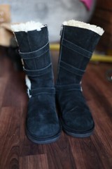 UGG Youth 4 Maddi II Casual Shearling Winter Boots Buckle Black Suede 1102529