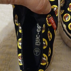 Buc-ee’s Kids Black/Yellow Low Top Slip-On Shoes 7
