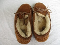 UGG Dakota Slip On Shearling Moccasin Chestnut Slippers Unisex Big Kids Size 2