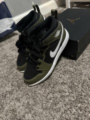 Jordan 1 Mid (ps) Black /white – Medium Olive Kids Size 1 Y has original box