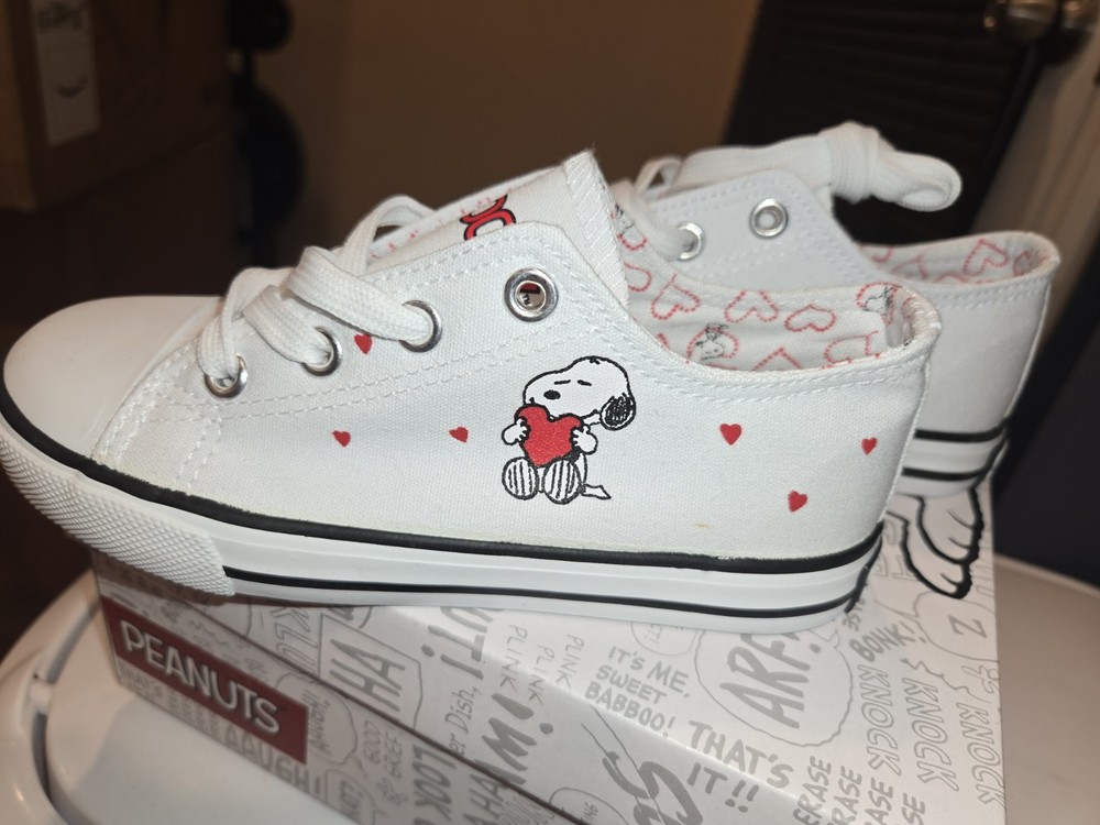 Peanuts® Snoopy White Canvas/Hearts Lace-Up Sneakers Children’s Size 12