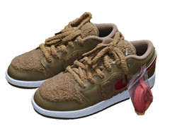 Nike AJ 1 Low UTL (GS) ‚Teddy Bear‘-Dark Driftwood/Pink Salt/Gym Red/Racer Blue