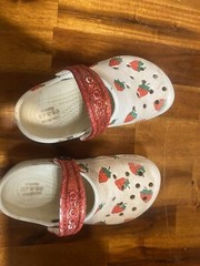 Crocs Kids Size 9 Iconic Strawberry Glitter