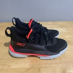 Under Armour Curry 7 Grade School Black/Beta Red 3022113 001 Size 4.5Y