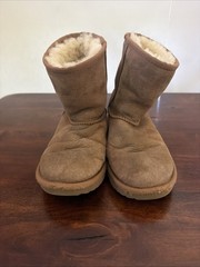 UGG Kids Classic Short II Boots Chestnut Suede Sheepskin Size 2