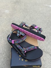 Teva Kids Original Multicolor Universal Sandal, Black Pink Size 1Y NEW