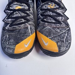 Nike Kyrie 4 Kids Basketball Camo Mid Top Sneakers Black/Orange 6.5Y 39