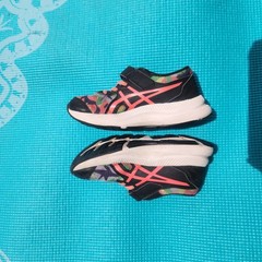 ASICS kids sneakers with multicolored camouflage pattern, size US 11 kids