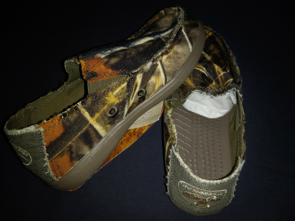 Size 2 Duck Commander GUM-BO Canvas slip-on shoes, featuring REALTREE MAX-4 camo