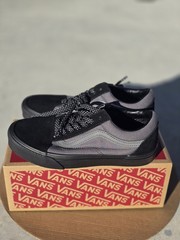 Vans Old Skool Grade School skate shoe/ Black and Grey/ Size 4.5